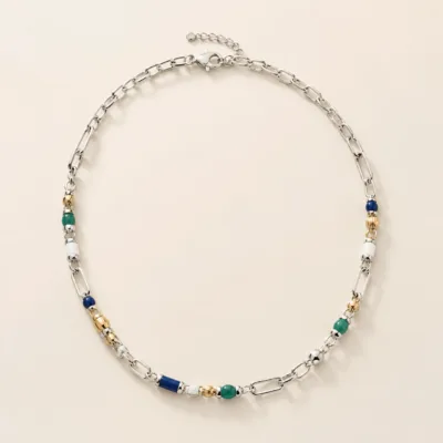 Colar prateado de metal misto com apontamentos coloridos