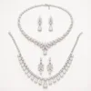 Conjunto de colar e brincos com cristais transparentes