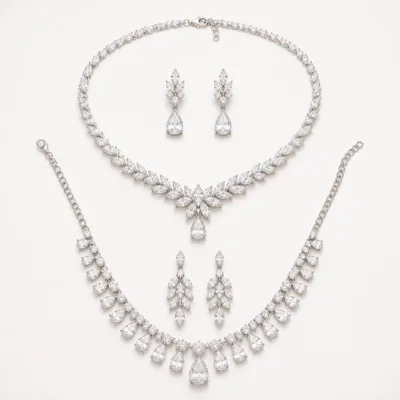 Conjunto de colar e brincos com cristais transparentes