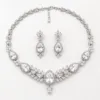 Conjunto de colar e brincos com cristais transparentes