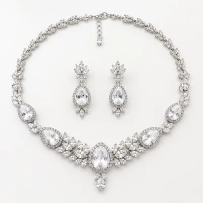 Conjunto de colar e brincos com cristais transparentes