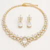 Conjunto dourado de colar e brincos com cristais transparentes