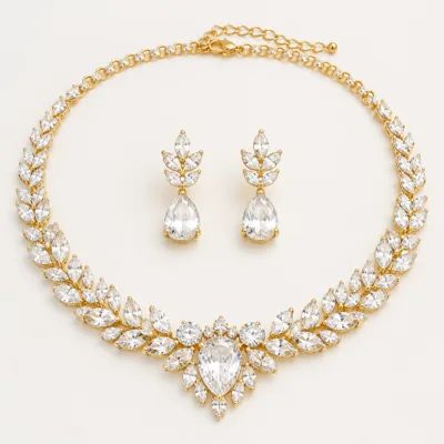 Conjunto dourado de colar e brincos com cristais transparentes