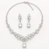 Conjunto prateado de colar e brincos com cristais transparentes