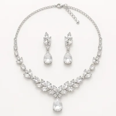 Conjunto prateado de colar e brincos com cristais transparentes