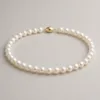 Colar de pérolas com acabamento dourado e prateado