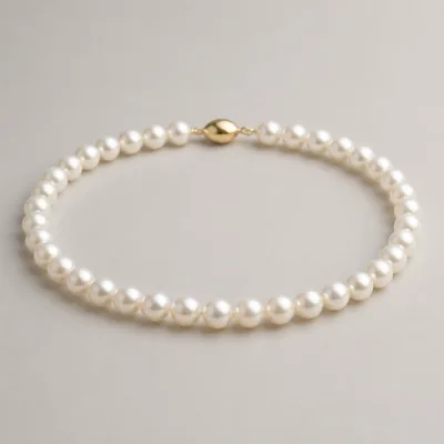 Colar de pérolas com acabamento dourado e prateado