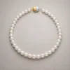 Colar de pérolas com acabamento dourado e prateado