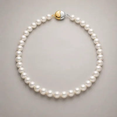 Colar de pérolas com acabamento dourado e prateado