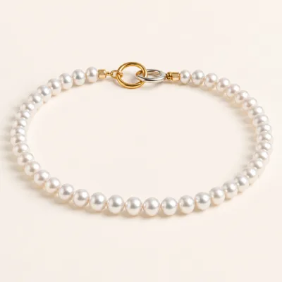 Colar de pérolas com acabamento dourado e prateado