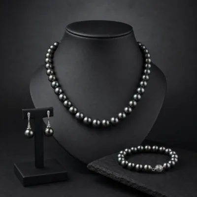 Conjunto preto de colar pulseira e brincos de pérolas