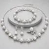 Conjunto de pérolas com acabamento prateado