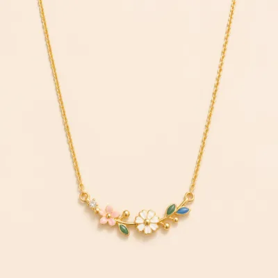 Colar em aço inoxidável dourado com detalhes multicoloridos