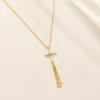Colar dourado em aço com cruz e franjas