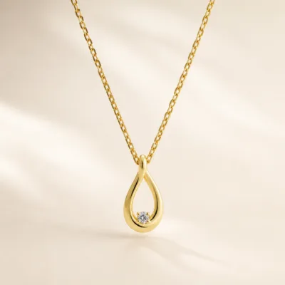 Colar dourado em aço com pedra natural brilhante