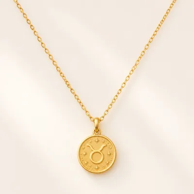 Colar dourado em aço com medalhão do zodíaco