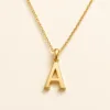 Colar dourado em aço com pendente de letra