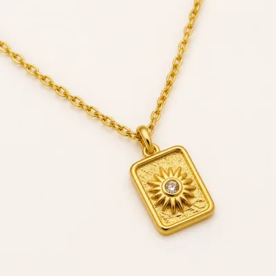 Colar dourado com medalhão solar