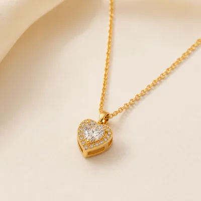 Colar dourado com pendente de coração e cristal