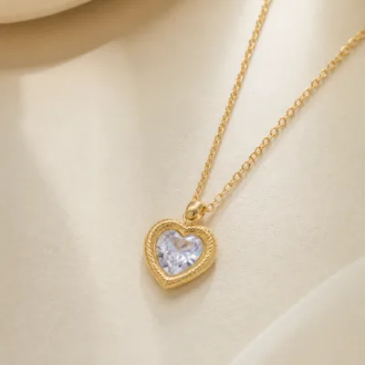 Colar dourado com coração e cristal