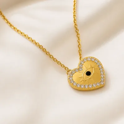 Colar dourado com pendente de coração e olho