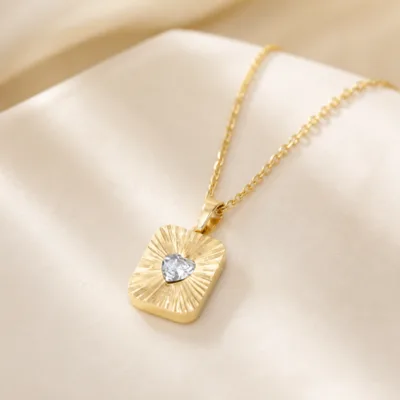Colar dourado medalhão solar com coração