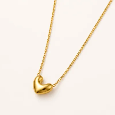 Colar dourado com coração esculpido
