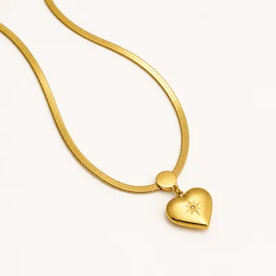 Colar dourado com coração e estrela gravada