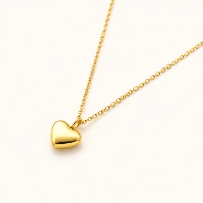 Colar dourado com pendente de coração