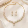 Conjunto dourado de colar e brincos com zircónias brancas