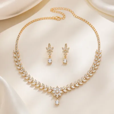 Conjunto dourado de colar e brincos com zircónias brancas