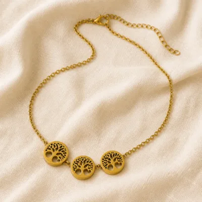 Colar dourado árvore da vida sobre tecido claro