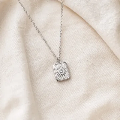 Colar prateado com medalhão solar