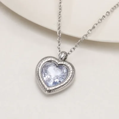 Colar prateado com coração e cristal