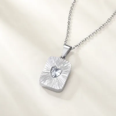 Colar prateado medalhão solar com coração